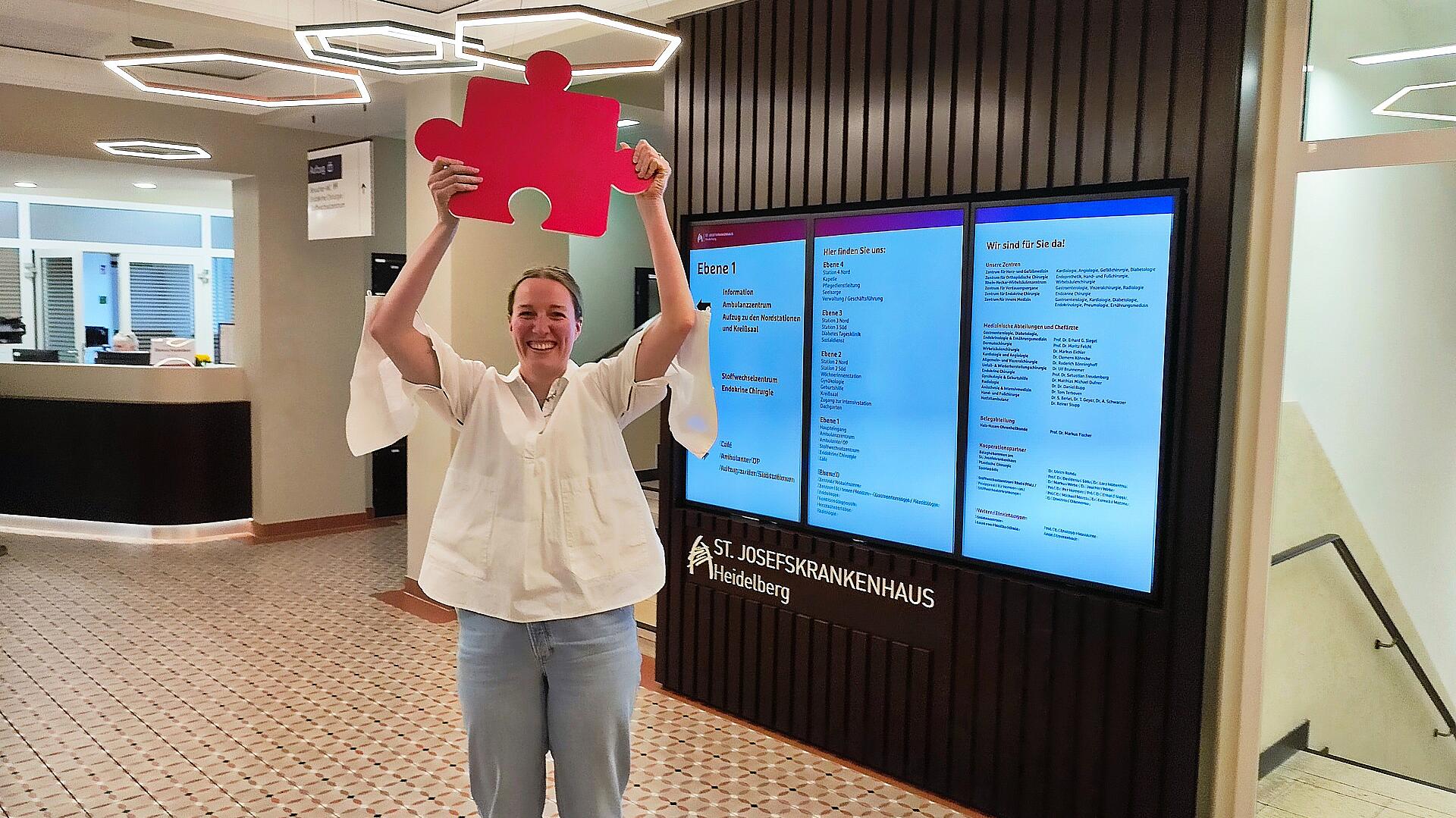 Hannah Schick mit Puzzleteil