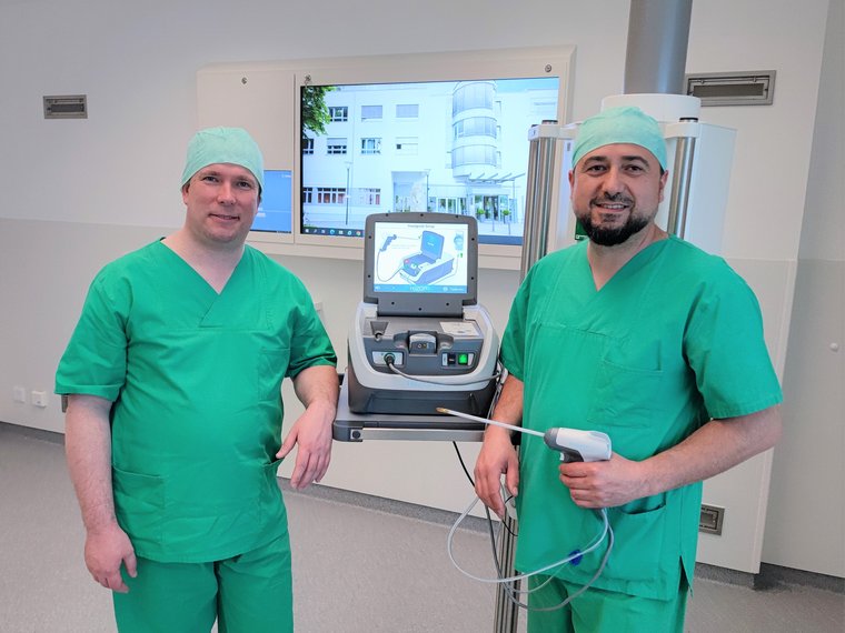 Chefarzt PD Dr. med. Daniel Pfalzgraf und Oberarzt Fehmi Morina präsentieren das neue Gerät zur Rezumtherapie